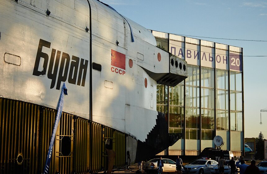 Первый советский шаттл "Буран" перевезли на ВДНХ 28 фото