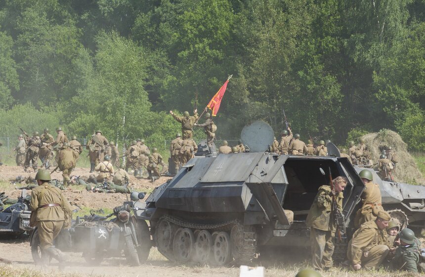 В Подмосковье прошел военный фестиваль "Поле боя" 16 фото