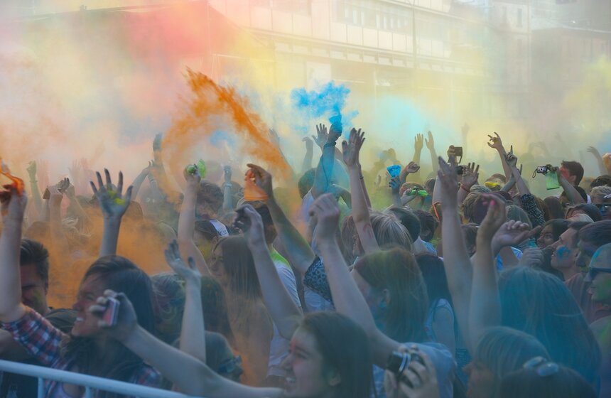 На Проспекте Сахарова состоялся фестиваль красок "ColorFest" 21 фото