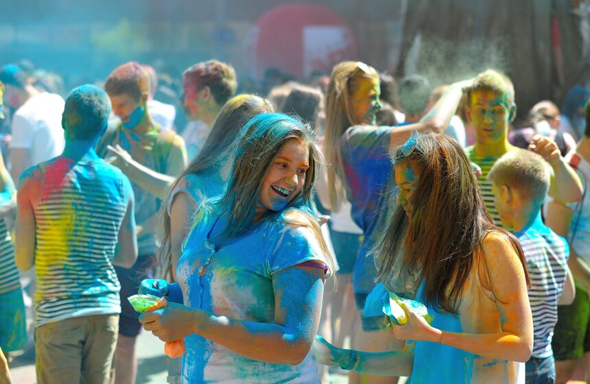 На Проспекте Сахарова состоялся фестиваль красок "ColorFest" 2 фото