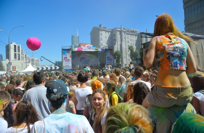 На Проспекте Сахарова состоялся фестиваль красок "ColorFest" 6 фото