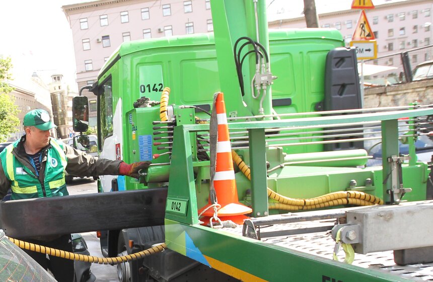 Инспекторы патрулируют зону платной парковки 1 фото