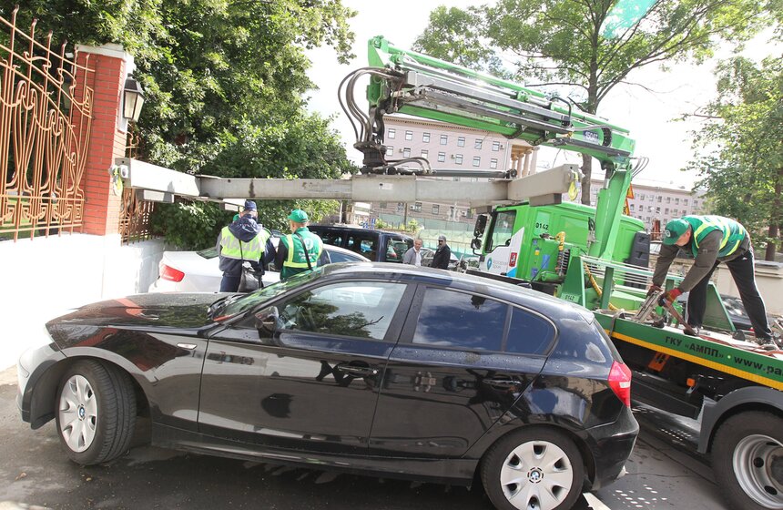 Инспекторы патрулируют зону платной парковки 3 фото
