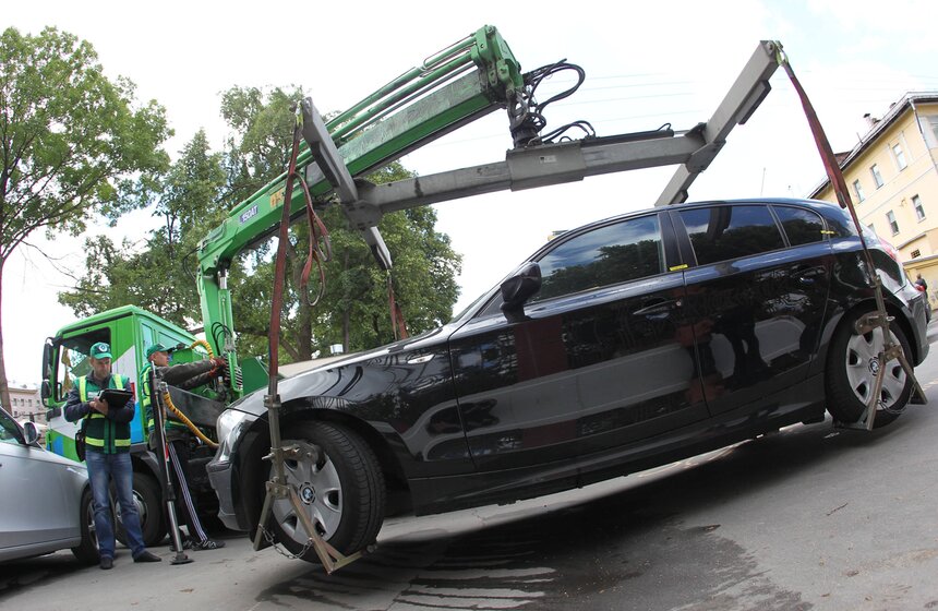 Инспекторы патрулируют зону платной парковки 8 фото