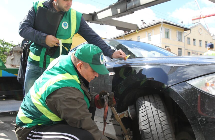 Инспекторы патрулируют зону платной парковки 5 фото