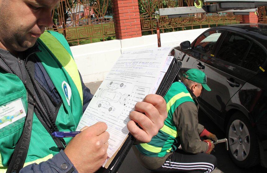 Инспекторы патрулируют зону платной парковки 6 фото