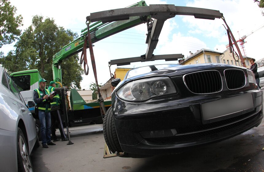 Инспекторы патрулируют зону платной парковки 7 фото