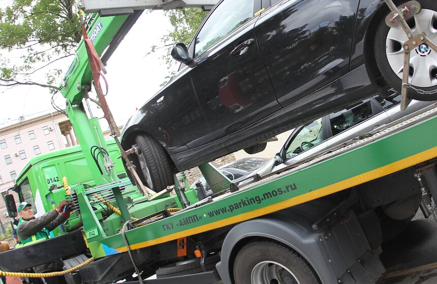 Инспекторы патрулируют зону платной парковки 10 фото