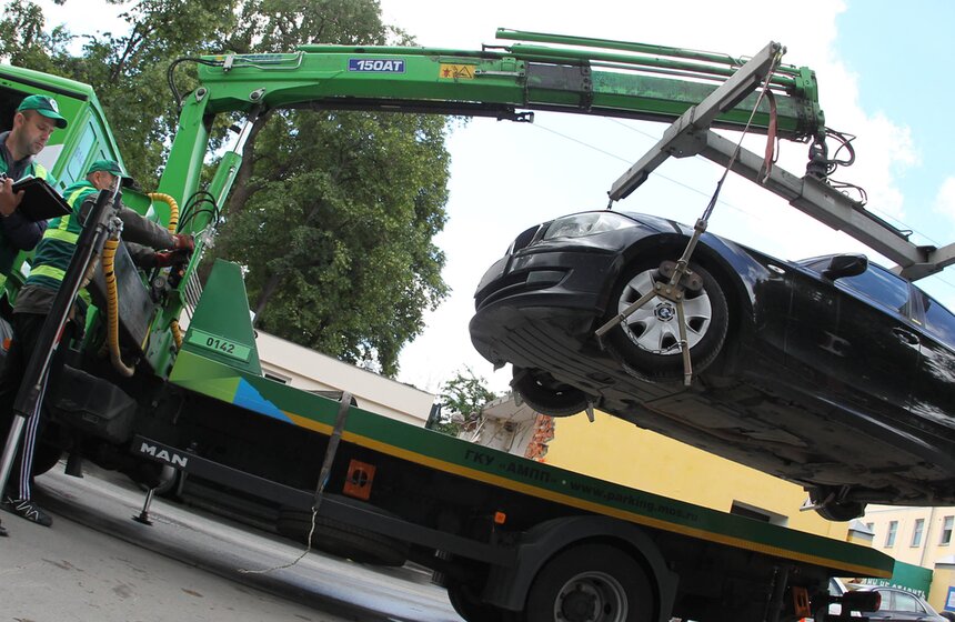 Инспекторы патрулируют зону платной парковки 9 фото