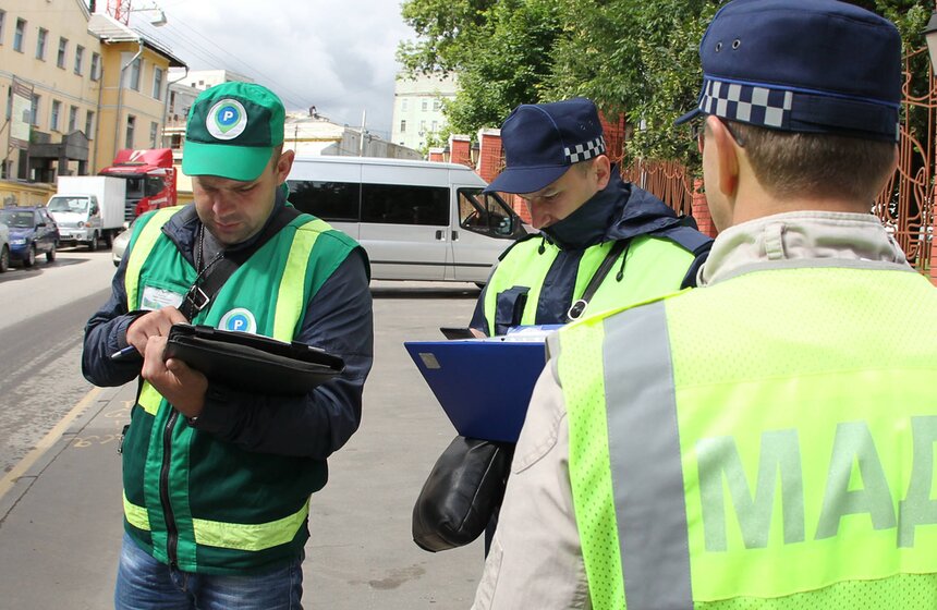 Инспекторы патрулируют зону платной парковки 14 фото