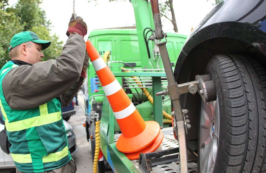 Инспекторы патрулируют зону платной парковки 12 фото