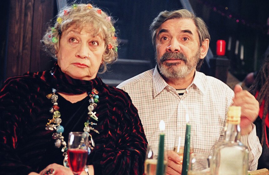 Актеры Александр Панкратов-Черный в роли Степаныча и Софико Чиаурели в роли Бабушки во время съемок фильма "Продается дача" режиссера Владимира Потапова.