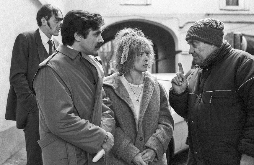 Съемки фильма "Забытая мелодия для флейты", 1986 год. Режиссер Эльдар Рязанов (справа) репетирует сцену с актерами Татьяной Догилевой и Александром Панкратовым-Черным.