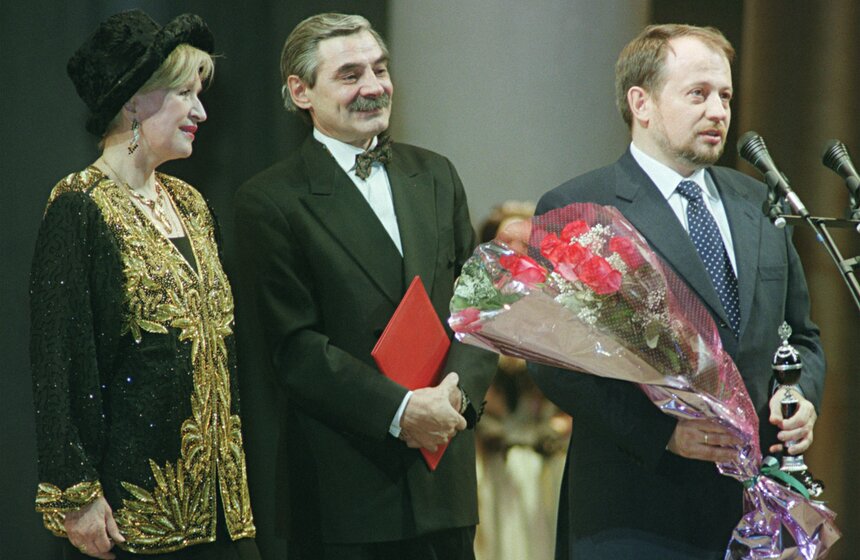 Владимир Лисин (справа) во время вручения премии. Слева - актриса Клара Лучко и актер Александр Панкратов-Черный.