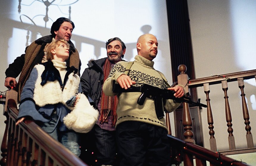 Актеры Сергей Погосян в роли Сурена, Татьяна Яковенко в роли Маши, Александр Панкратов-Черный в роли Степаныча и Федор Бондарчук в роли Соседа Володи (слева направо) во время съемок фильма "Продается дача" режиссера Владимира Потапова.