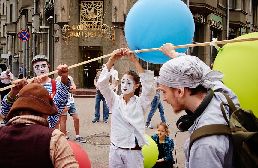 В Москве прошел перформанс "Голос в знак мира на Земле" 10 фото