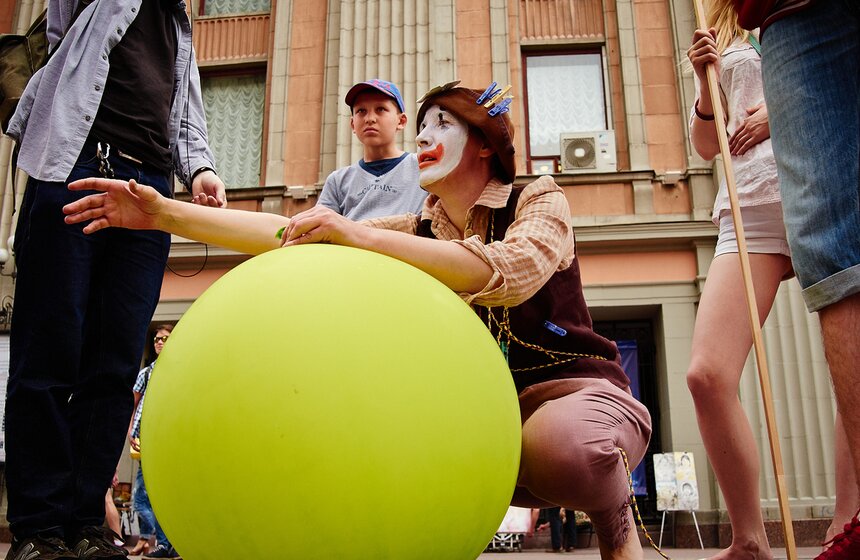 В Москве прошел перформанс "Голос в знак мира на Земле" 12 фото