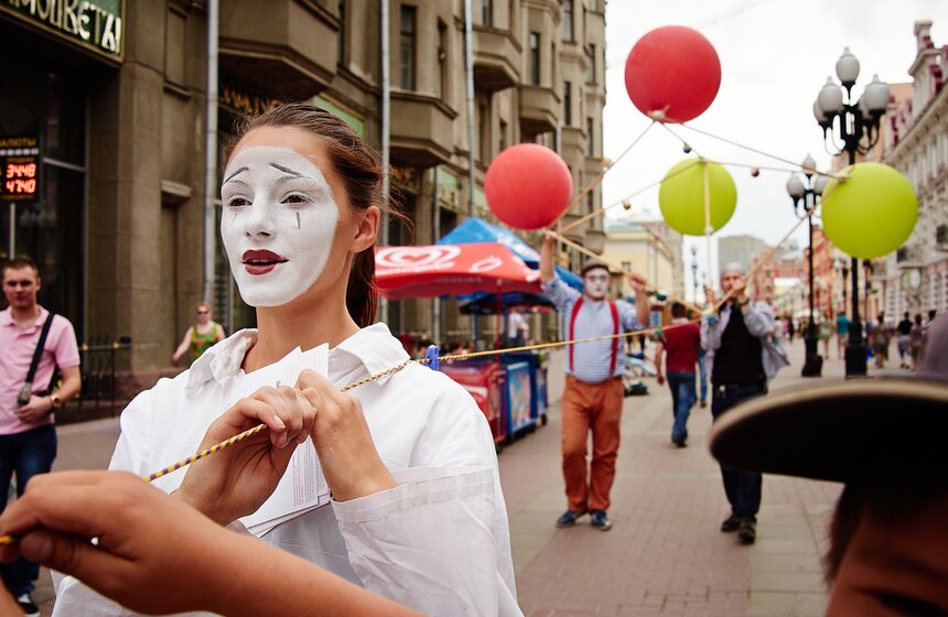 В Москве прошел перформанс "Голос в знак мира на Земле" 17 фото
