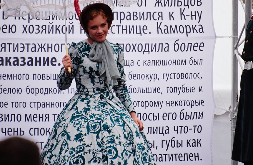 На Кузнецком мосту прошло дефиле книжных героев Достоевского 1 фото