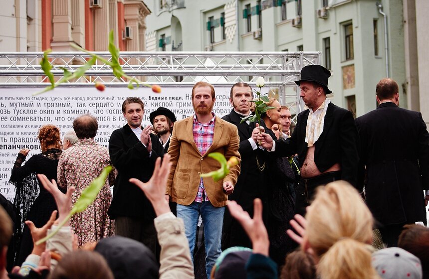 На Кузнецком мосту прошло дефиле книжных героев Достоевского 20 фото