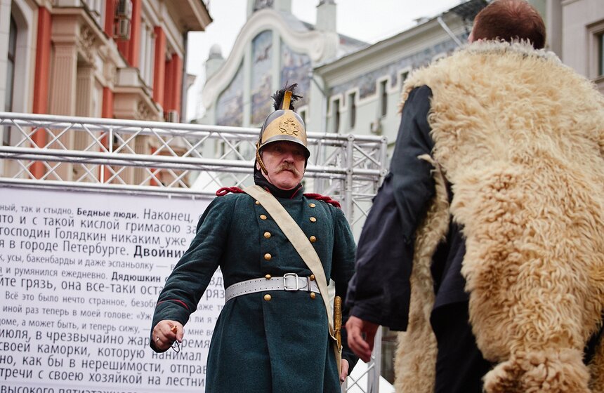 На Кузнецком мосту прошло дефиле книжных героев Достоевского 4 фото