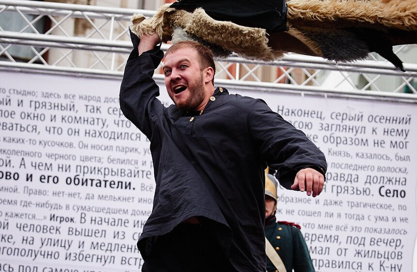 На Кузнецком мосту прошло дефиле книжных героев Достоевского 5 фото