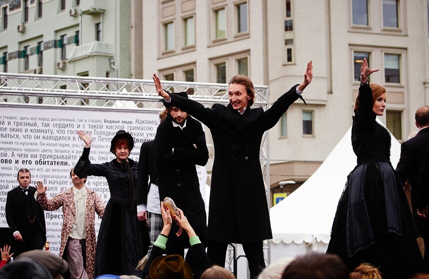 На Кузнецком мосту прошло дефиле книжных героев Достоевского 17 фото