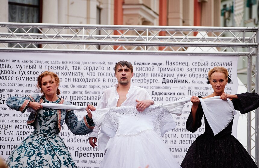 На Кузнецком мосту прошло дефиле книжных героев Достоевского 13 фото
