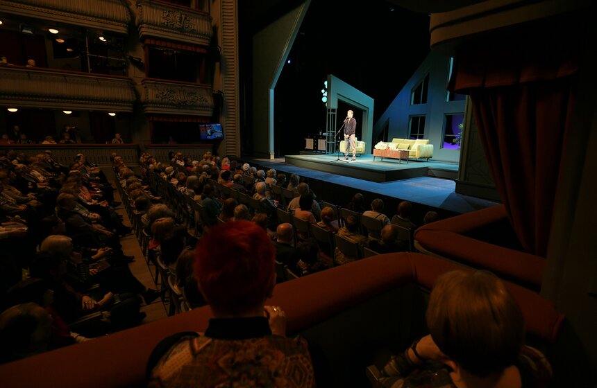 Участники проекта "Московское долголетие" встретились с Евгением Мироновым 16 фото