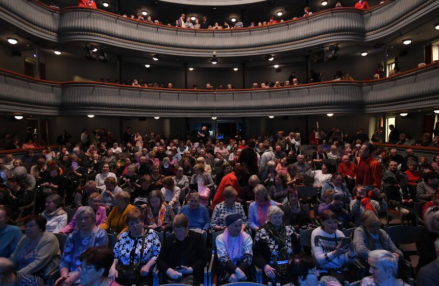 Участники проекта "Московское долголетие" встретились с Евгением Мироновым 13 фото