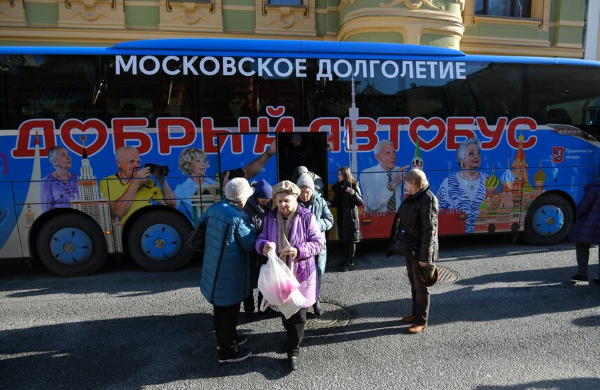 Участники проекта "Московское долголетие" встретились с Евгением Мироновым 2 фото