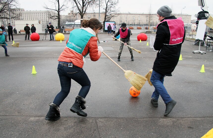 В парке Горького прошли соревнования по метлохоккею 12 фото