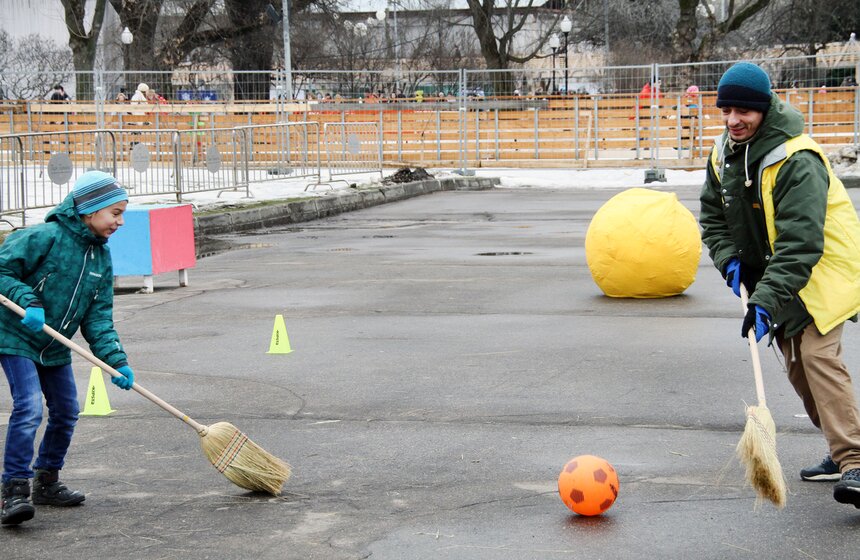 В парке Горького прошли соревнования по метлохоккею 5 фото
