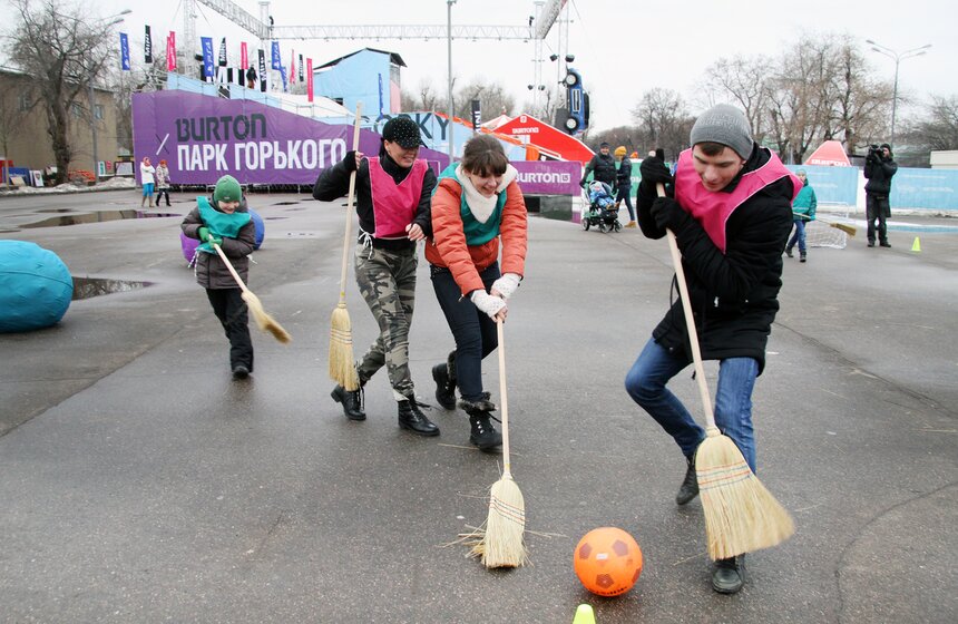 В парке Горького прошли соревнования по метлохоккею 4 фото