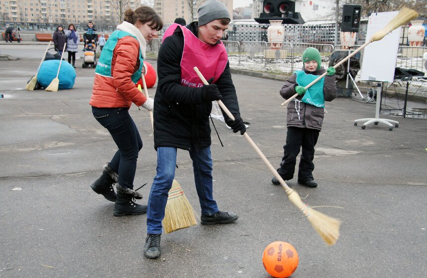 В парке Горького прошли соревнования по метлохоккею 6 фото