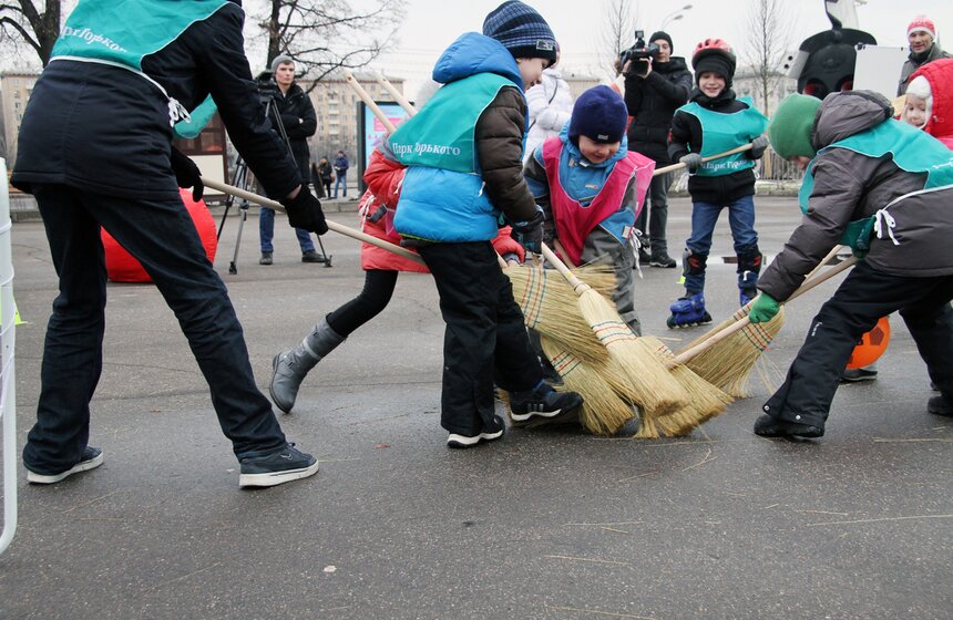 В парке Горького прошли соревнования по метлохоккею 9 фото