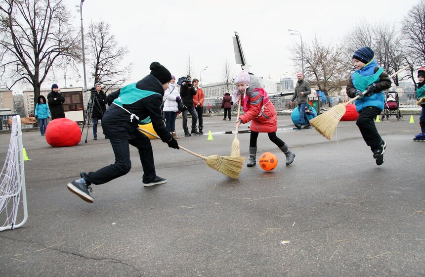 В парке Горького прошли соревнования по метлохоккею 8 фото