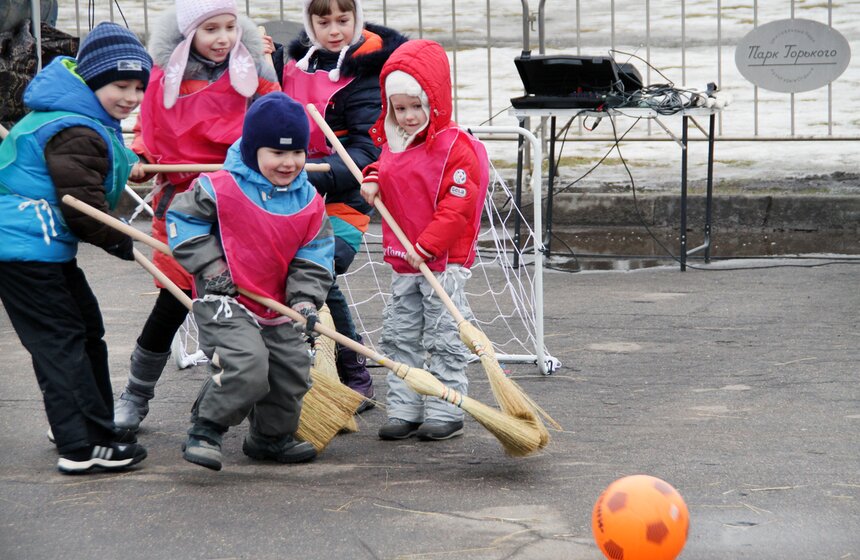 В парке Горького прошли соревнования по метлохоккею 7 фото