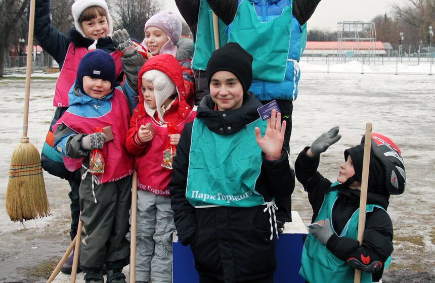 В парке Горького прошли соревнования по метлохоккею 14 фото