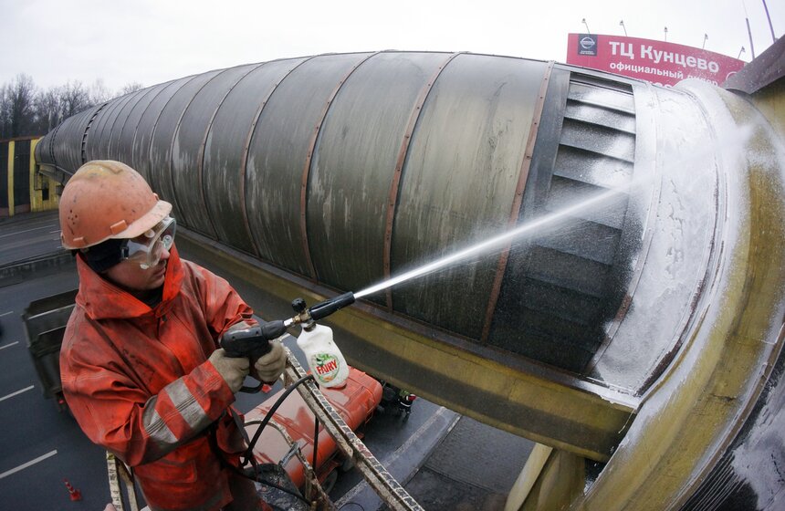 Коммунальщики начали очищать тоннели и мосты от зимней грязи 4 фото