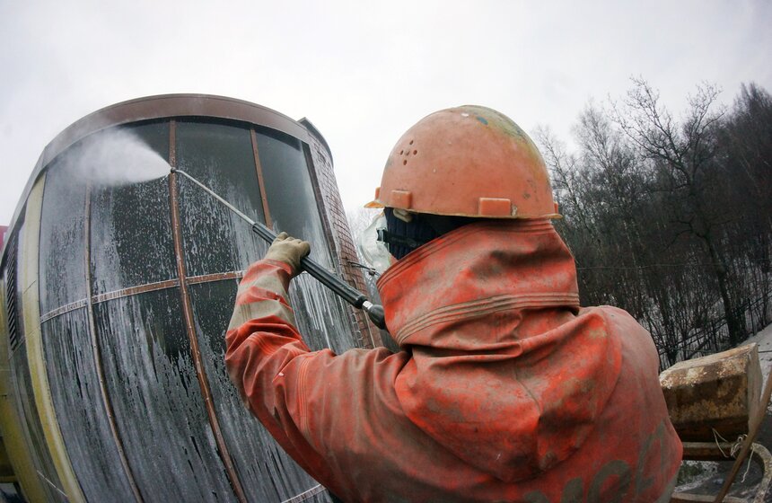 Коммунальщики начали очищать тоннели и мосты от зимней грязи 6 фото