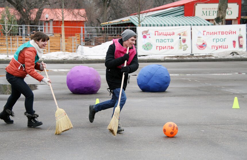 В парке Горького прошли соревнования по метлохоккею 3 фото