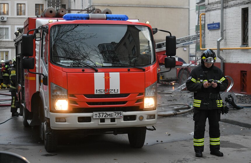 Пожар произошел в жилом доме в центре Москвы 8 фото