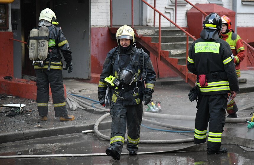 Пожар произошел в жилом доме в центре Москвы 4 фото