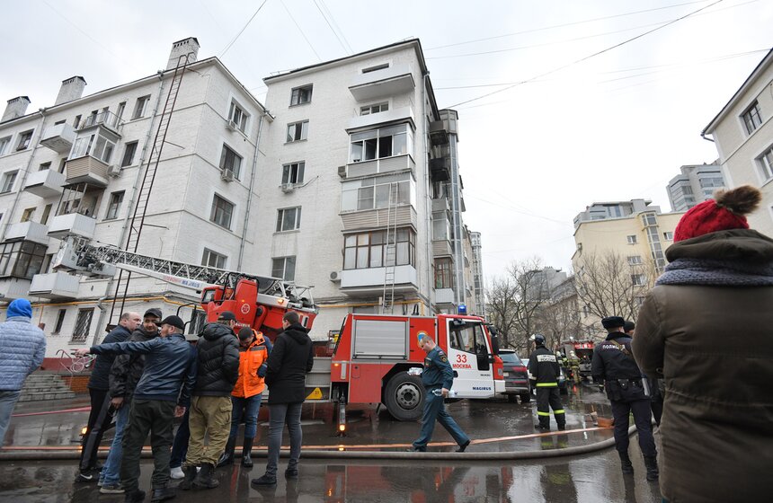 Пожар произошел в жилом доме в центре Москвы 3 фото