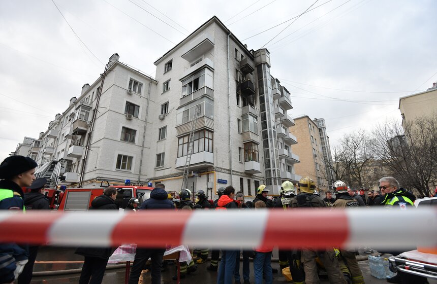 Пожар произошел в жилом доме в центре Москвы 18 фото