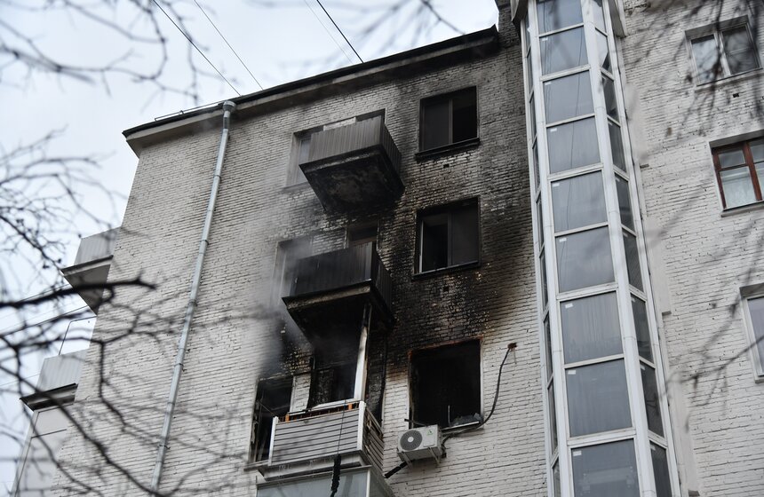 Пожар произошел в жилом доме в центре Москвы 5 фото