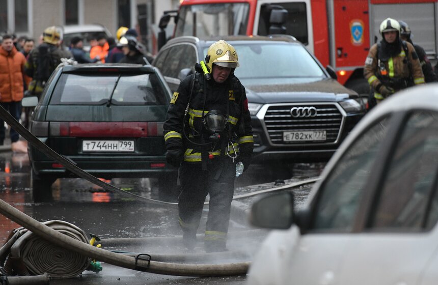 Пожар произошел в жилом доме в центре Москвы 11 фото