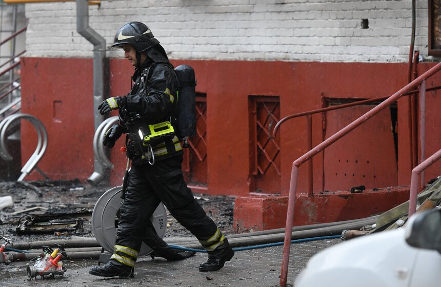 Пожар произошел в жилом доме в центре Москвы 7 фото