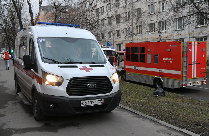 Пожар произошел в жилом доме в центре Москвы 17 фото